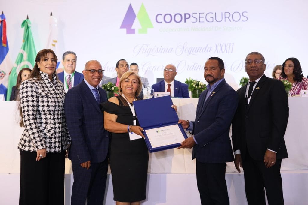 Reconocimiento a Nuestro Gte. General Dr. Víctor Paniagua por Coopseguros.