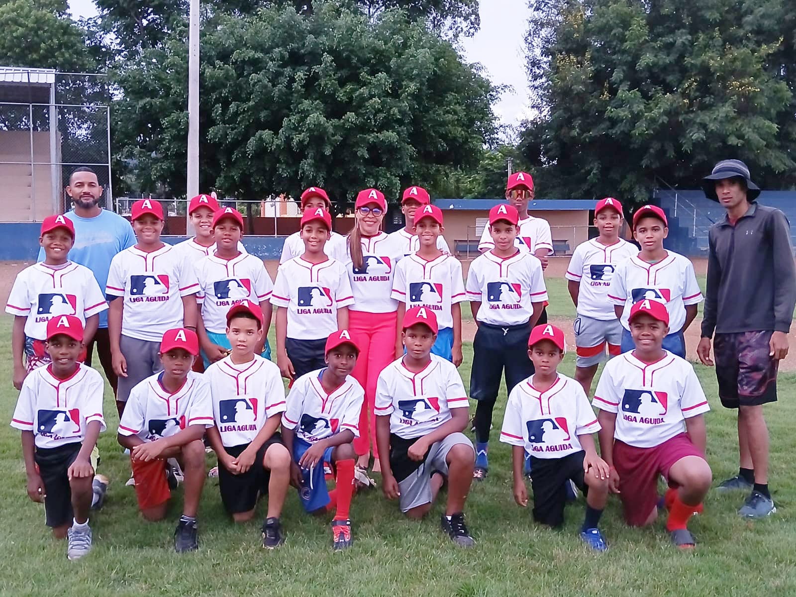 DONACION UNIFORMES LIGA DE BEISBOL INFANTIL AGUIDA