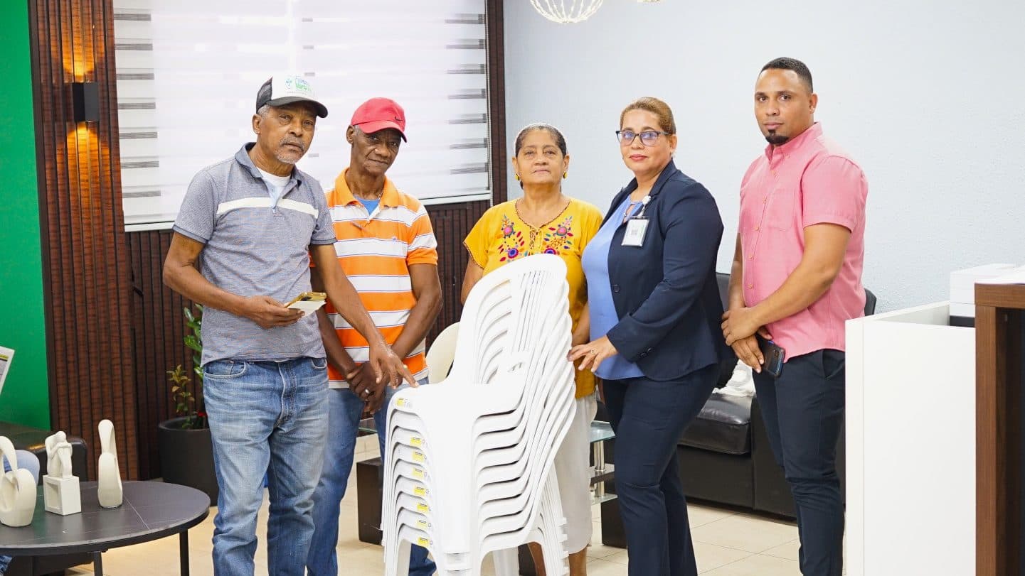 DONACION DE SILLAS A LA FEDERACION DE JUNTAS DE VECINOS DEL MUNICIPIO DE LAS MATAS DE FARFAN
