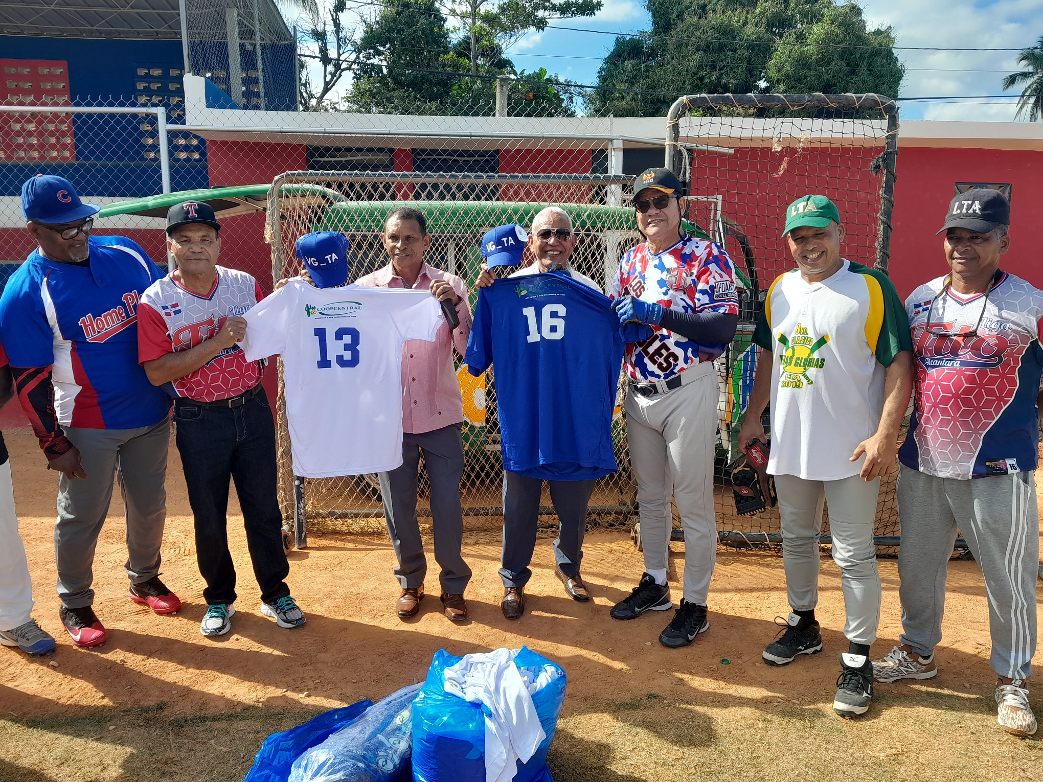 Donación de uniformes deportivos a las Viejas Glorias de la Liga de Beisbol Tito Alcántara